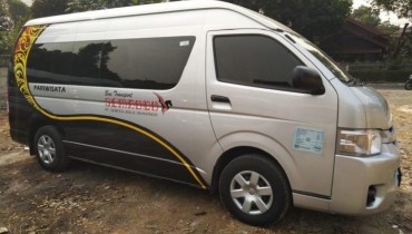 Sewa mobil Toyota Hiace